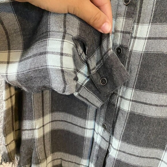 BKE Eased Womens Gray Split V-Neck Soft 100% Rayon Plaid Button Up Shirt Small - Picture 8 of 12